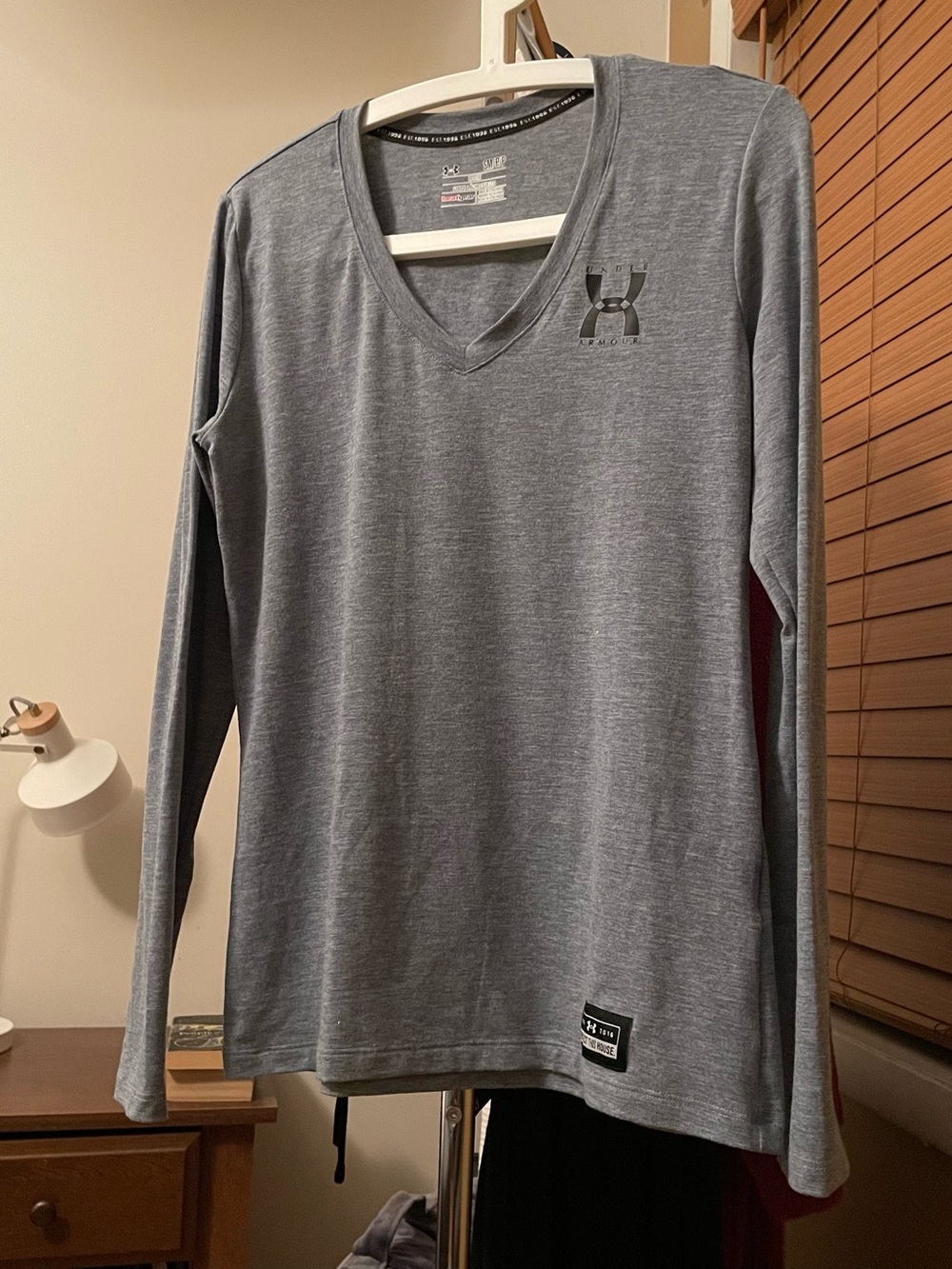 Under Armour heat gear Women’s fitted Long Sleeve V-Neck Shirt - Heather Gray